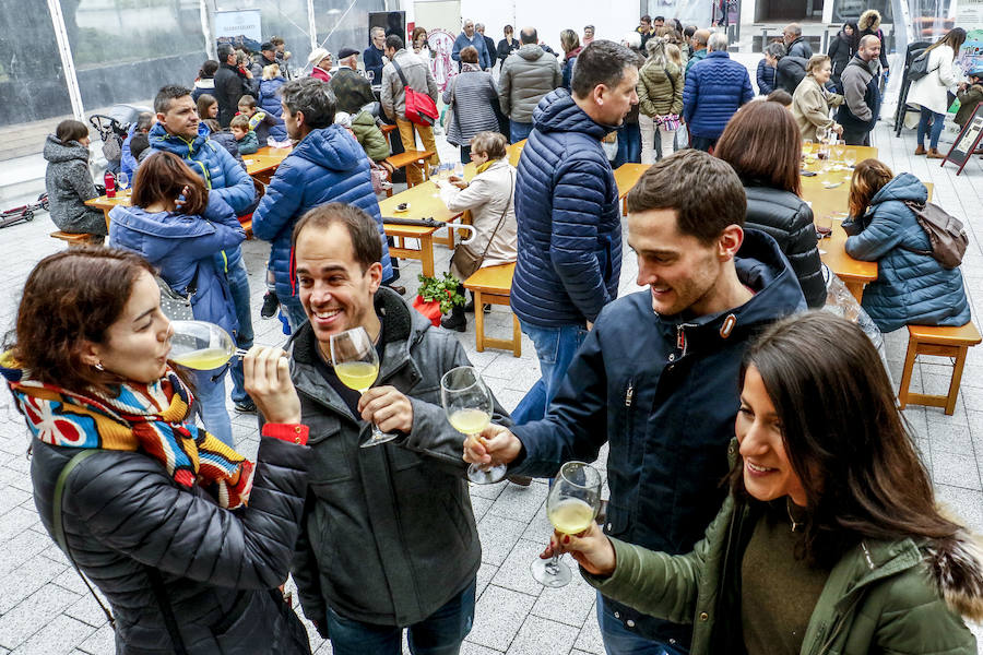 Los aficionados se dejan ver por el centro de la capital alavesa y la Fan Zone durante la segunda jornada de la Final Four 2019