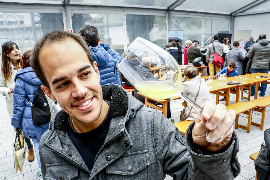 Los aficionados se dejan ver por el centro de la capital alavesa y la Fan Zone durante la segunda jornada de la Final Four 2019