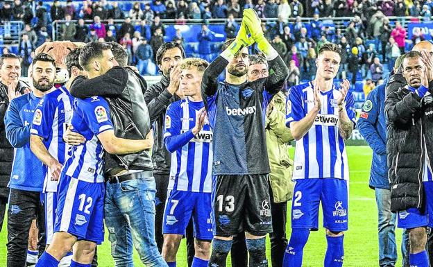 Los jugadores saludan a la afición desde el centro del campo.