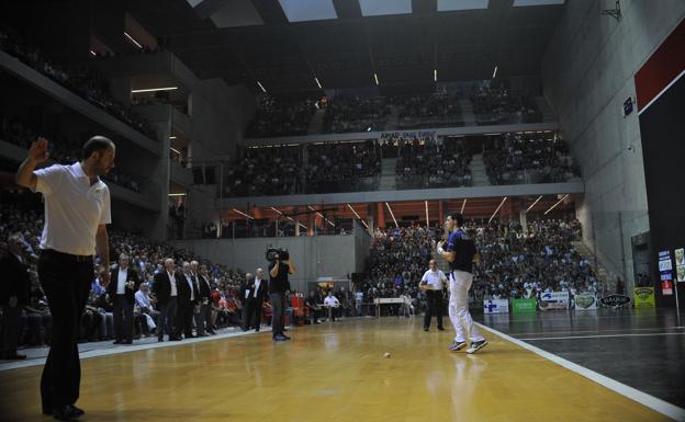 Campeonato manomanista, en el fronton Bizkaia, a la izquierda, un juez