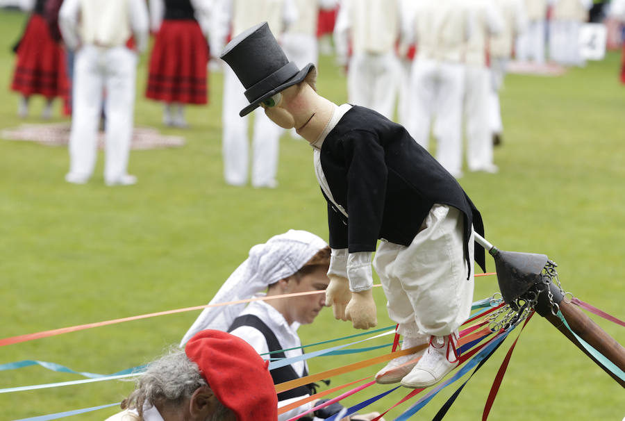 El Dantzari Eguna regresa a Sestao 30 años después. El evento ha reunido este domingo en el municipio fabril a más de 3.500 personas repartidas en 74 grupos de danzas procedentes de toda Bizkaia.