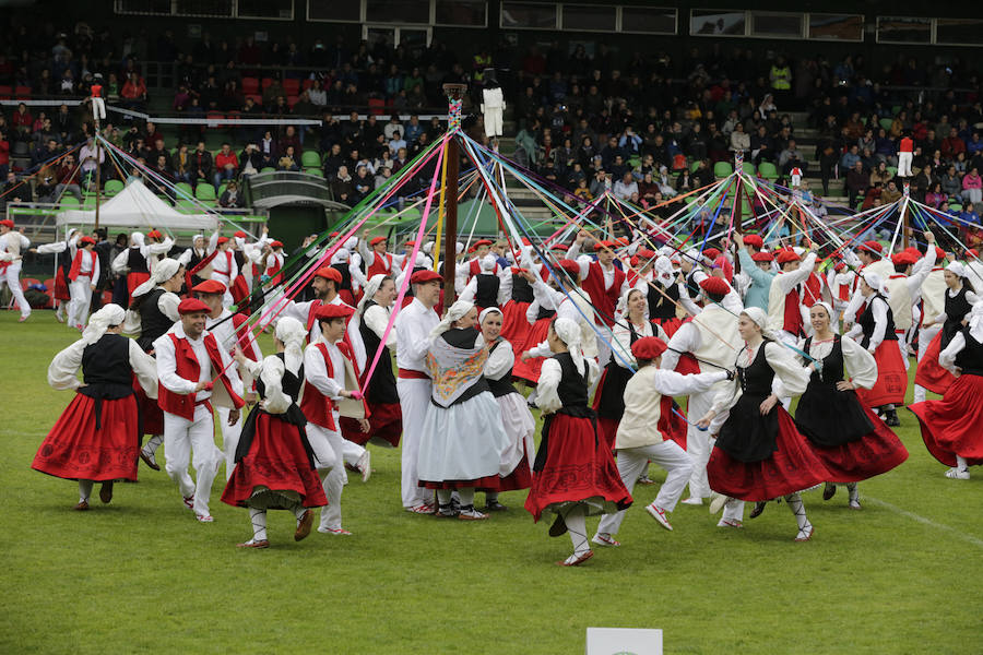 El Dantzari Eguna regresa a Sestao 30 años después. El evento ha reunido este domingo en el municipio fabril a más de 3.500 personas repartidas en 74 grupos de danzas procedentes de toda Bizkaia.