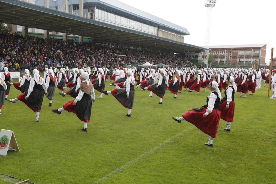 El Dantzari Eguna regresa a Sestao 30 años después. El evento ha reunido este domingo en el municipio fabril a más de 3.500 personas repartidas en 74 grupos de danzas procedentes de toda Bizkaia.