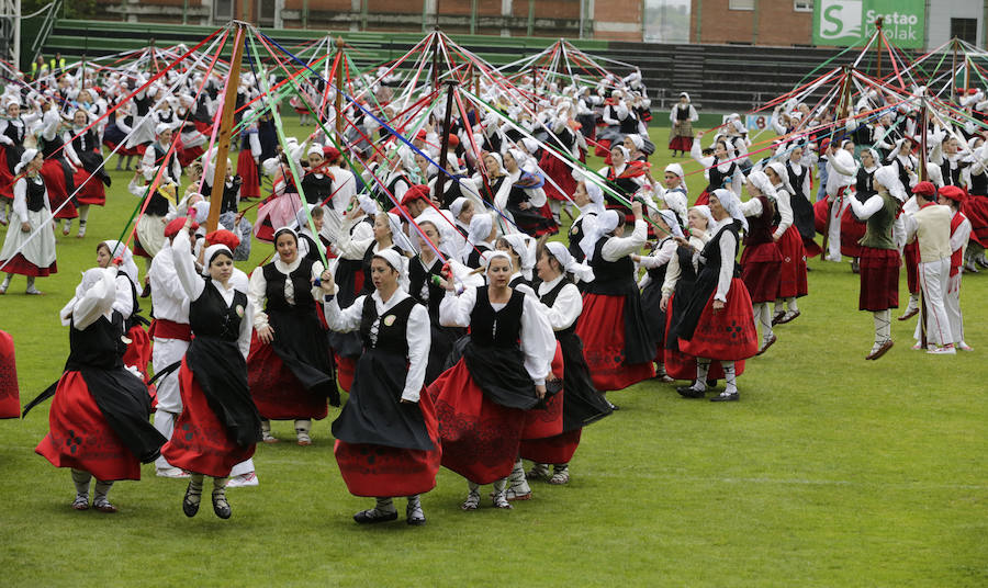 El Dantzari Eguna regresa a Sestao 30 años después. El evento ha reunido este domingo en el municipio fabril a más de 3.500 personas repartidas en 74 grupos de danzas procedentes de toda Bizkaia.