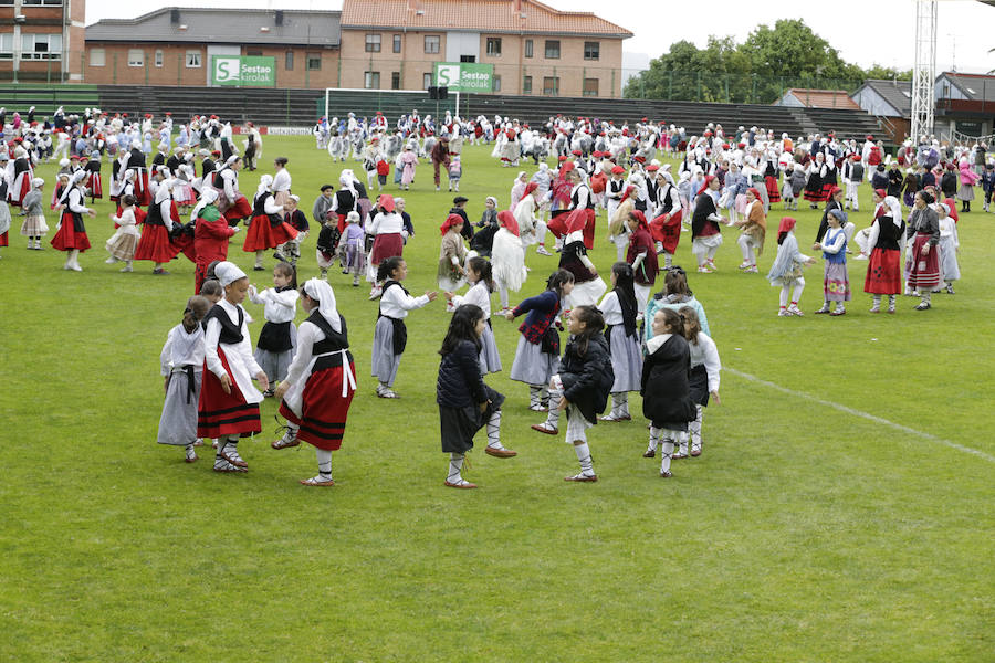 El Dantzari Eguna regresa a Sestao 30 años después. El evento ha reunido este domingo en el municipio fabril a más de 3.500 personas repartidas en 74 grupos de danzas procedentes de toda Bizkaia.