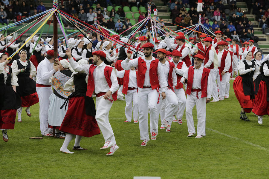 El Dantzari Eguna regresa a Sestao 30 años después. El evento ha reunido este domingo en el municipio fabril a más de 3.500 personas repartidas en 74 grupos de danzas procedentes de toda Bizkaia.