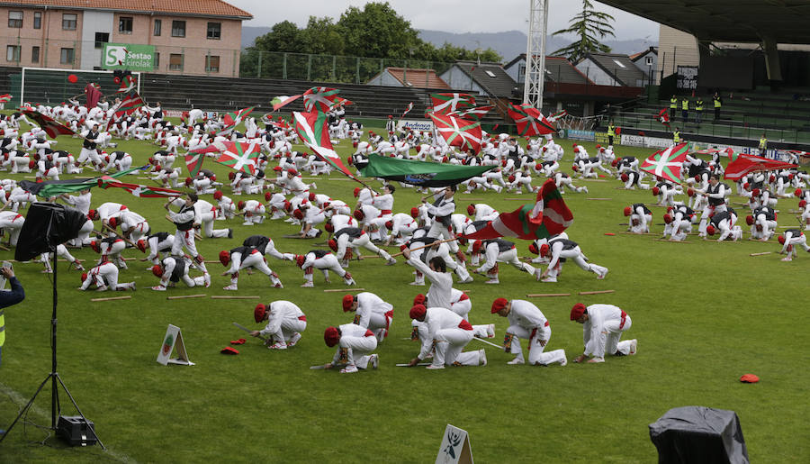 El Dantzari Eguna regresa a Sestao 30 años después. El evento ha reunido este domingo en el municipio fabril a más de 3.500 personas repartidas en 74 grupos de danzas procedentes de toda Bizkaia.