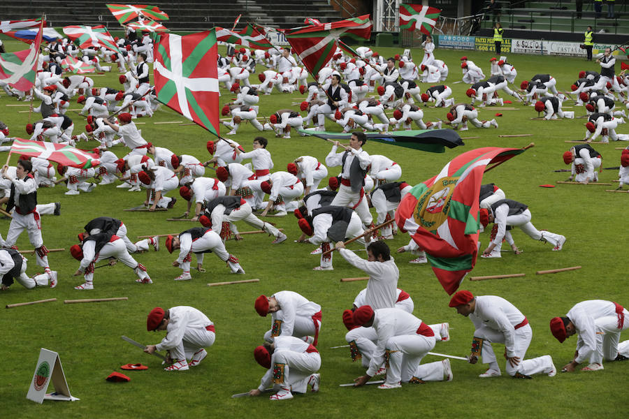 El Dantzari Eguna regresa a Sestao 30 años después. El evento ha reunido este domingo en el municipio fabril a más de 3.500 personas repartidas en 74 grupos de danzas procedentes de toda Bizkaia.