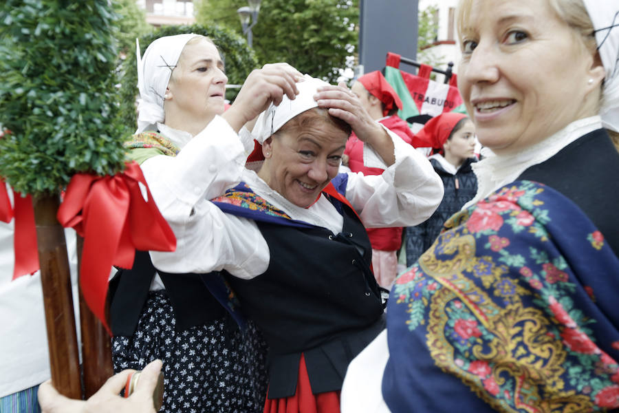 El Dantzari Eguna regresa a Sestao 30 años después. El evento ha reunido este domingo en el municipio fabril a más de 3.500 personas repartidas en 74 grupos de danzas procedentes de toda Bizkaia.