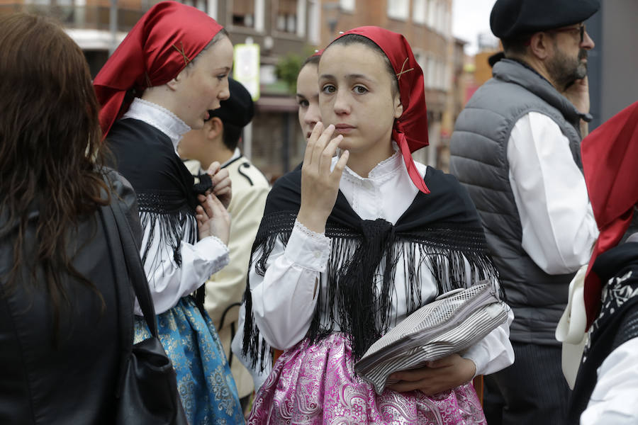 El Dantzari Eguna regresa a Sestao 30 años después. El evento ha reunido este domingo en el municipio fabril a más de 3.500 personas repartidas en 74 grupos de danzas procedentes de toda Bizkaia.