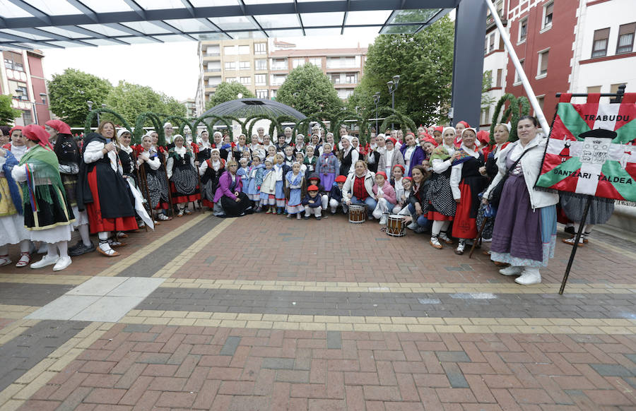 El Dantzari Eguna regresa a Sestao 30 años después. El evento ha reunido este domingo en el municipio fabril a más de 3.500 personas repartidas en 74 grupos de danzas procedentes de toda Bizkaia.