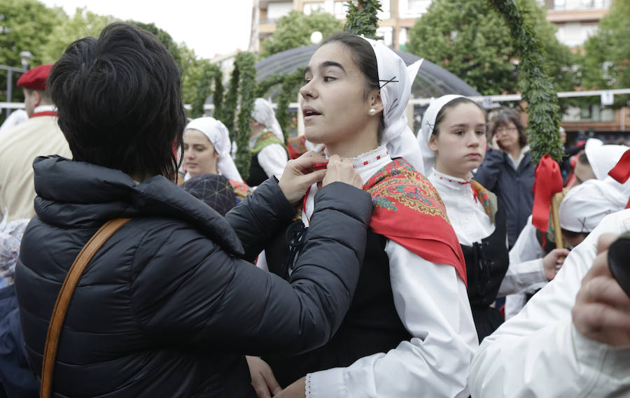El Dantzari Eguna regresa a Sestao 30 años después. El evento ha reunido este domingo en el municipio fabril a más de 3.500 personas repartidas en 74 grupos de danzas procedentes de toda Bizkaia.