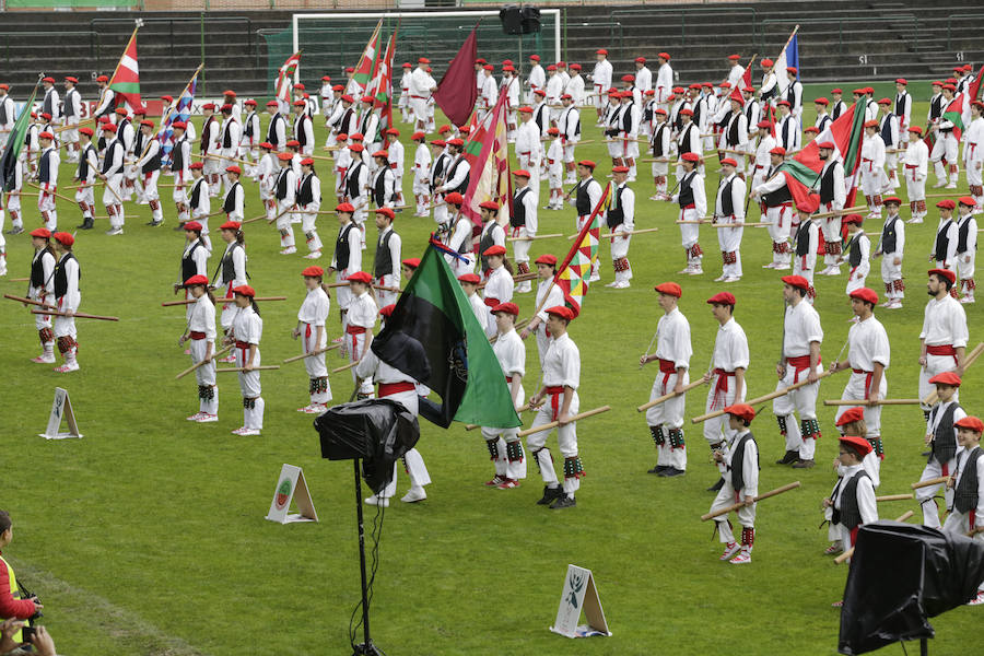 El Dantzari Eguna regresa a Sestao 30 años después. El evento ha reunido este domingo en el municipio fabril a más de 3.500 personas repartidas en 74 grupos de danzas procedentes de toda Bizkaia.