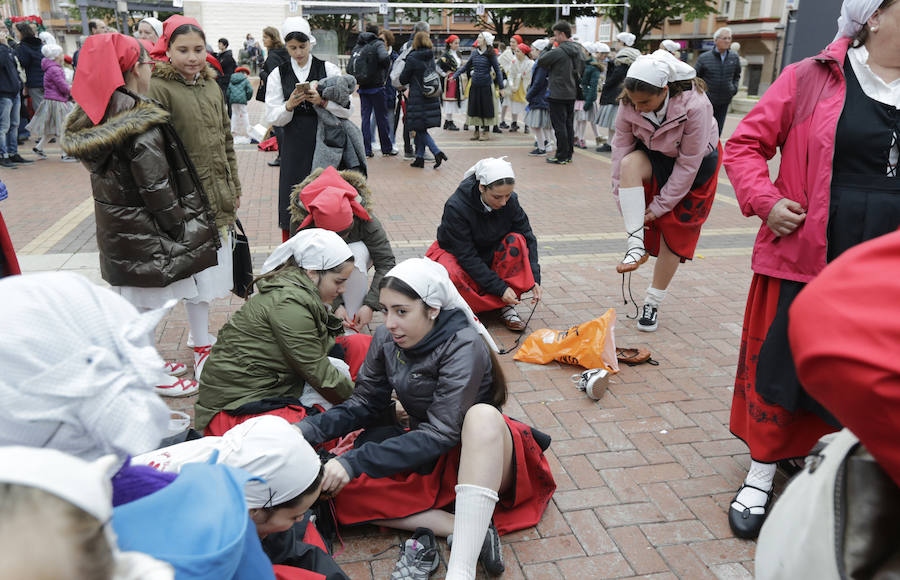 El Dantzari Eguna regresa a Sestao 30 años después. El evento ha reunido este domingo en el municipio fabril a más de 3.500 personas repartidas en 74 grupos de danzas procedentes de toda Bizkaia.