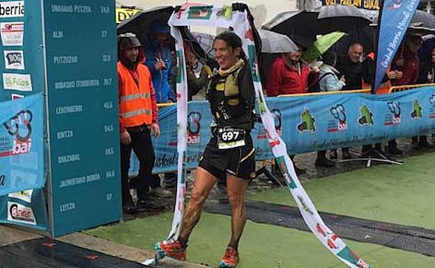 Uxue Fraile, cruza sonriente la línea de meta. 