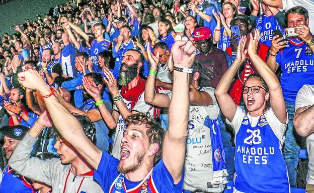 Los fans del Efes no pararon de animar hasta el último segundo.