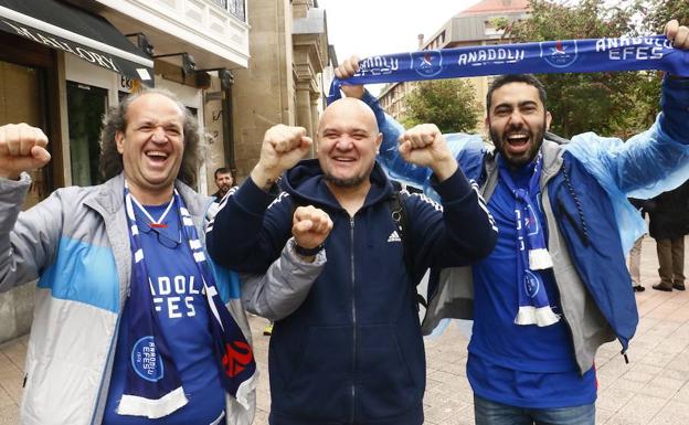 Tres aficionados del Efes en la plaza del General Loma.