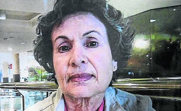 Fotografía retrato de la mujer tomada recientemente en una céntrica cafetería de Vitoria.