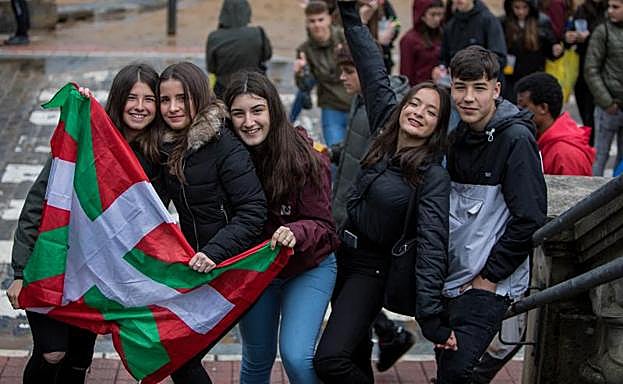 Cinco jóvenes, este domingo en Lekeitio.