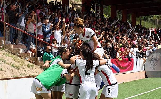 Jugadoras del Tacón celebrando uno de los goles con los que certificaron el ascenso. 