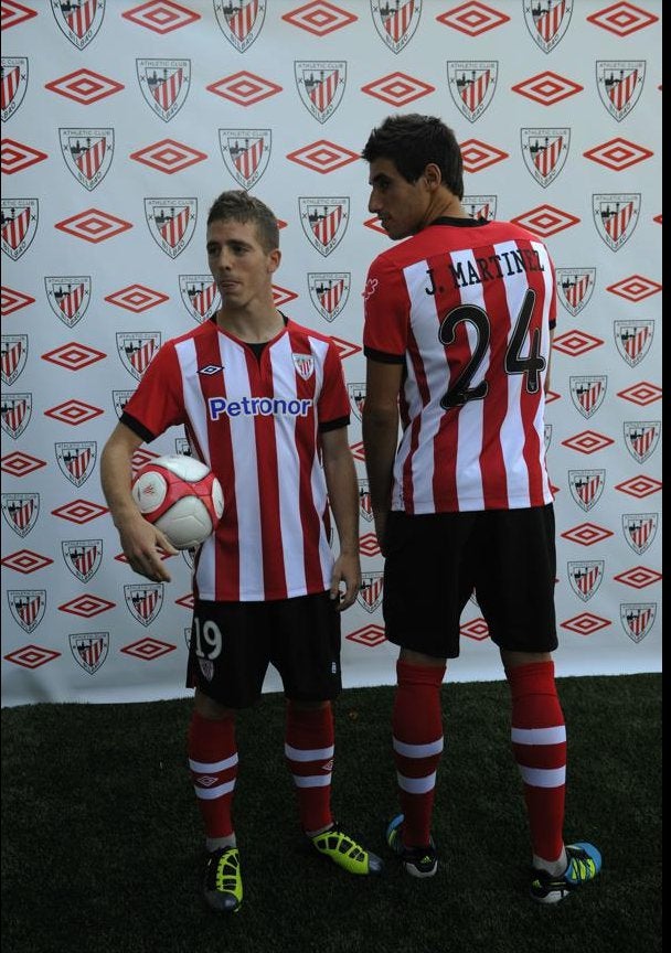 Muniain y Javi Martínez, en la presentación de las camisetas para 2011-2012.