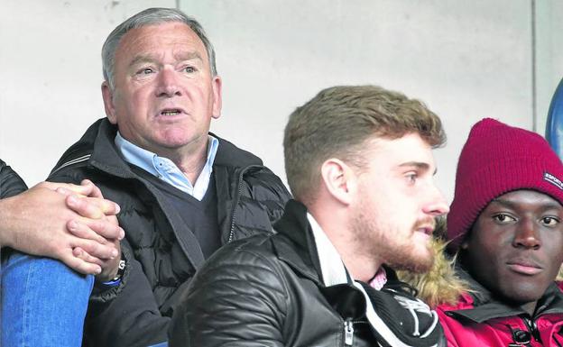 Clemente presenció ayer el encuentro entre el CD Vitoria y el Bilbao Athletic.