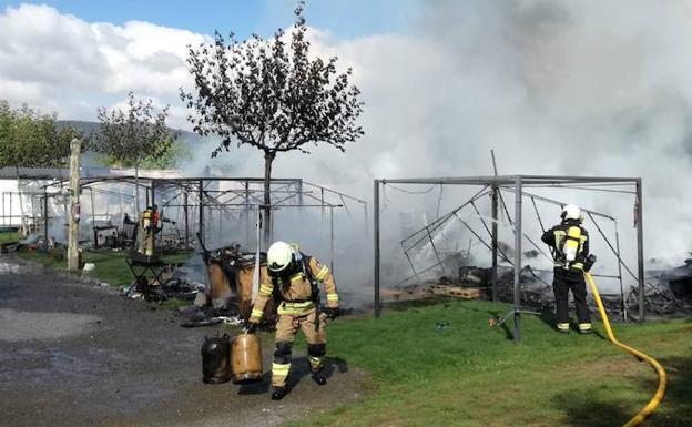 Bomberos de la UCEIS de Espejo trabajan en las labores de extinción del incendio en el camping de Nuvilla.