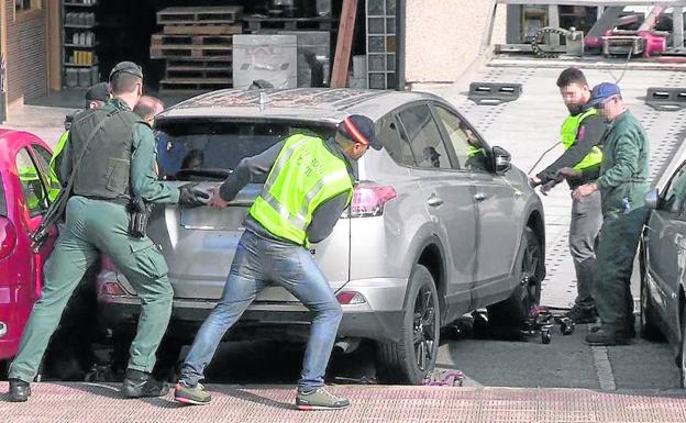 La Guardia Civil requisa vehículos de reclusos de ETA por orden de la Audiencia Nacional en el marco de la operación 'Zerga'.