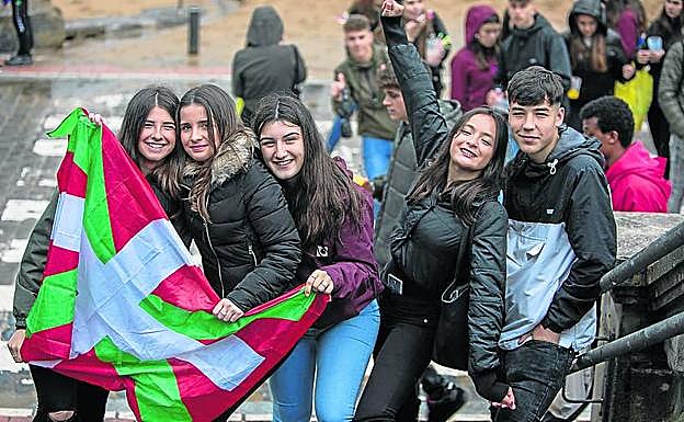 Oihane, Ane, Andrea, Isabella y Adrian no se perdieron la fiesta.