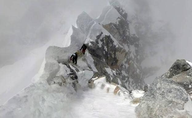Tenji Sherpa afronta los últimos resaltes de la cresta sureste camino de la cima del Everest. 