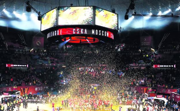 El Buesa Arena explotó en el momento en que el CSKA levantó la Copa de campeón. 