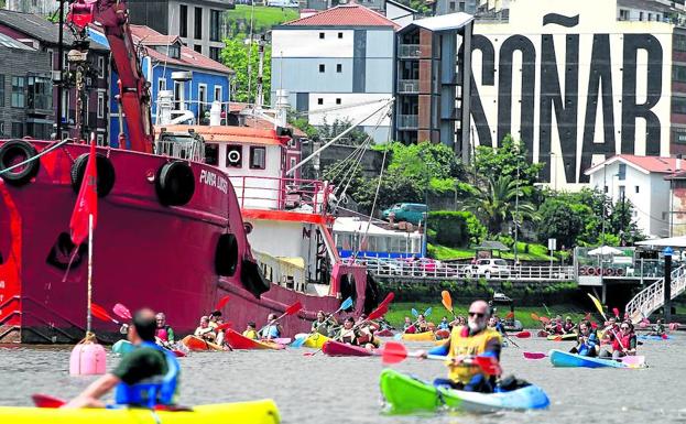 Los participantes en la prueba popular con la zona de Olabeaga al fondo. 