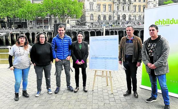 Miembros de la coalición ayer, frente al Ayuntamiento.