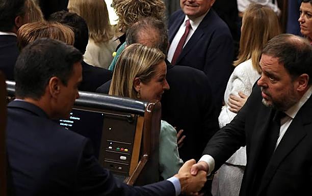 Sánchez y Junqueras se dan la mano en el Congreso. 
