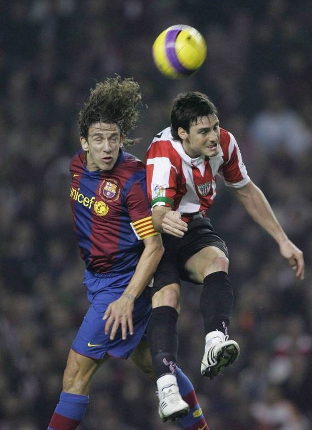 En pleno salto con Puyol.