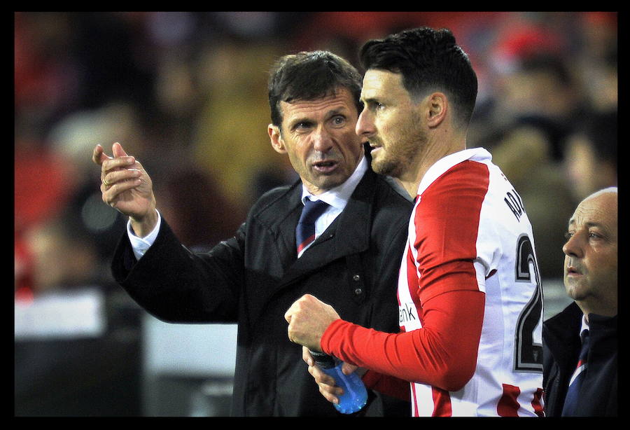 José Ángel Ziganda da instrucciones a Aritz Aduriz. 