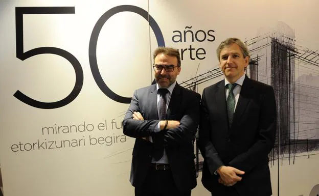 El director de El Corte Inglés, Enrique Casado Montalbán, (dcha), acompañado por su jefe de prensa, Carmelo Lezana. 