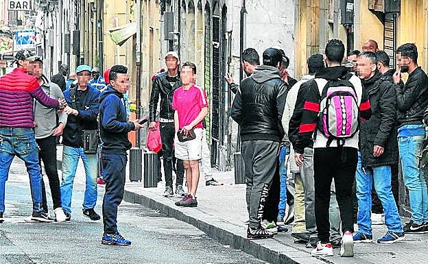 Galería. Las aceras se quedan pequeñas durante la tarde. 