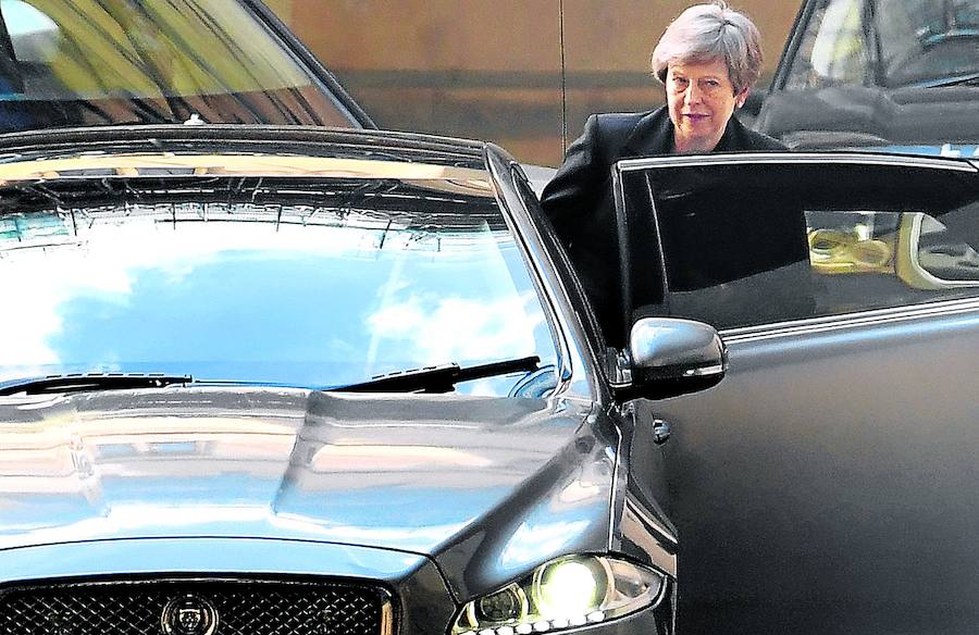 La primera ministra británica, Theresa May, abandona la sede del Parlamento de Londres tras una tensa sesión.