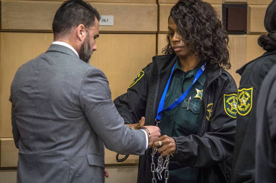 Una agente de policía quita las esposas a Ibar, a su llegada a juicio este lunes ante un tribunal de Fort Lauderdale.