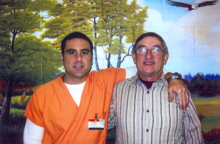 Pablo Ibar, con su padre, Cándido Ibar, en 2009.