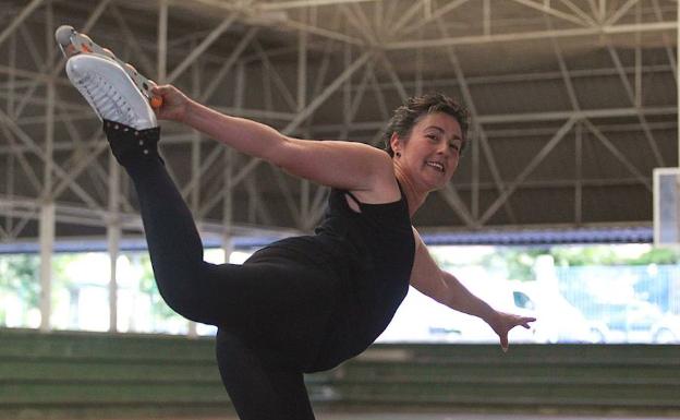 Ainhoa Galdeano retomó el patinaje a los 40 años y atesora varios Campeonatos en la categoría adulta. 