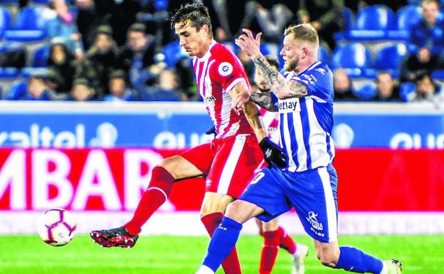 John Guidetti pugna con Bernardo en el último partido de Liga, ante el Girona en Vitoria. 