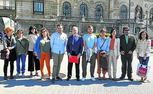 Gil, rodeado por su equipo frente al Ayuntamiento. 