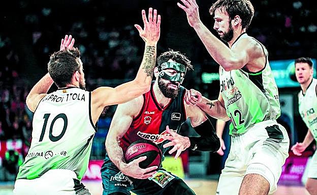 Tornike Shengelia intenta mantener la posesión del balón ante Nicolás Laprovittola y Marcos Delía durante el reciente duelo ante el Joventut. 