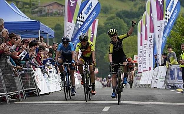 Spratt celebra su victoria.