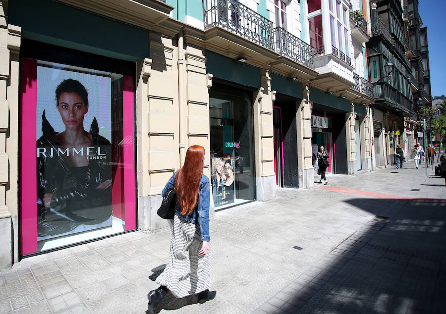 Pendientes de la gran (y pequeña) pantalla en plena calle. Enormes y espectaculares luminosos se levantan en la capital para ponernos al día con las últimas tendencias