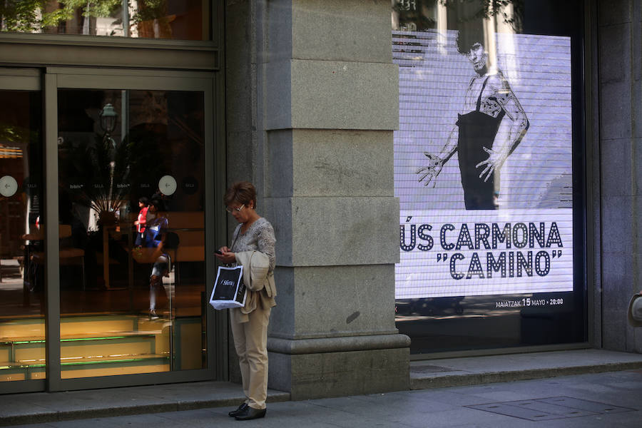 Pendientes de la gran (y pequeña) pantalla en plena calle. Enormes y espectaculares luminosos se levantan en la capital para ponernos al día con las últimas tendencias