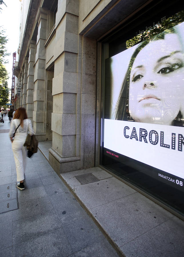 Pendientes de la gran (y pequeña) pantalla en plena calle. Enormes y espectaculares luminosos se levantan en la capital para ponernos al día con las últimas tendencias
