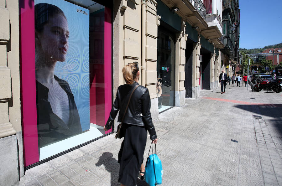 Pendientes de la gran (y pequeña) pantalla en plena calle. Enormes y espectaculares luminosos se levantan en la capital para ponernos al día con las últimas tendencias